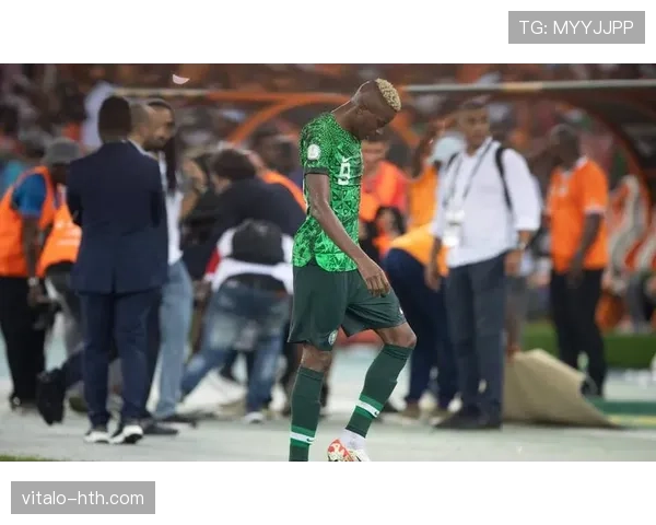 奥斯梅恩以标志性球靴再现赛场，助力球队强势取胜