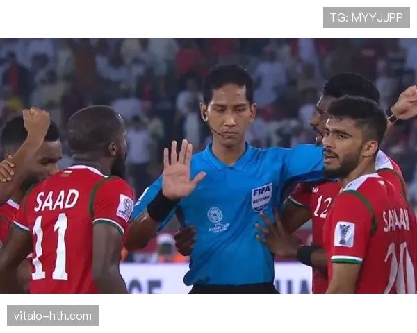 亚洲杯裁判判罚引发广泛讨论 球迷与专家关注赛事公正性 亚洲杯裁判判罚引发广泛讨论 球迷与专家关注赛事公正性