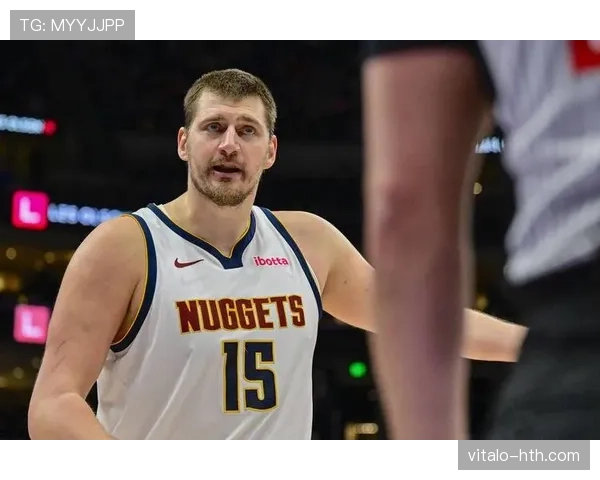 约基奇挡拆牵制防守拉开空间助掘金持续高效得分